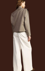 Modella indossa pantaloni palazzo bianchi a vita alta Madison Shop in cotone con gamba ampia e passanti