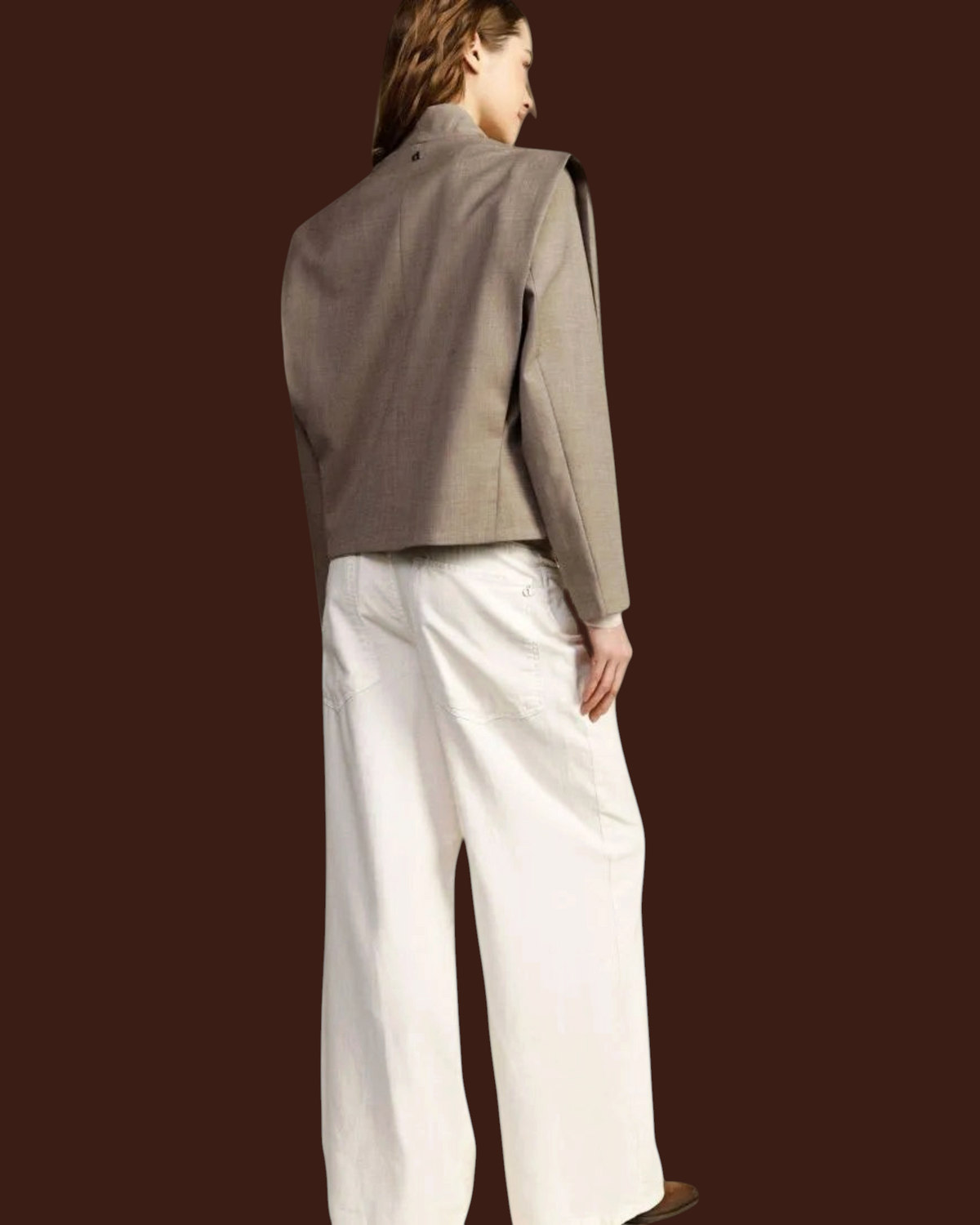 Modella indossa pantaloni palazzo bianchi a vita alta Madison Shop in cotone con gamba ampia e passanti