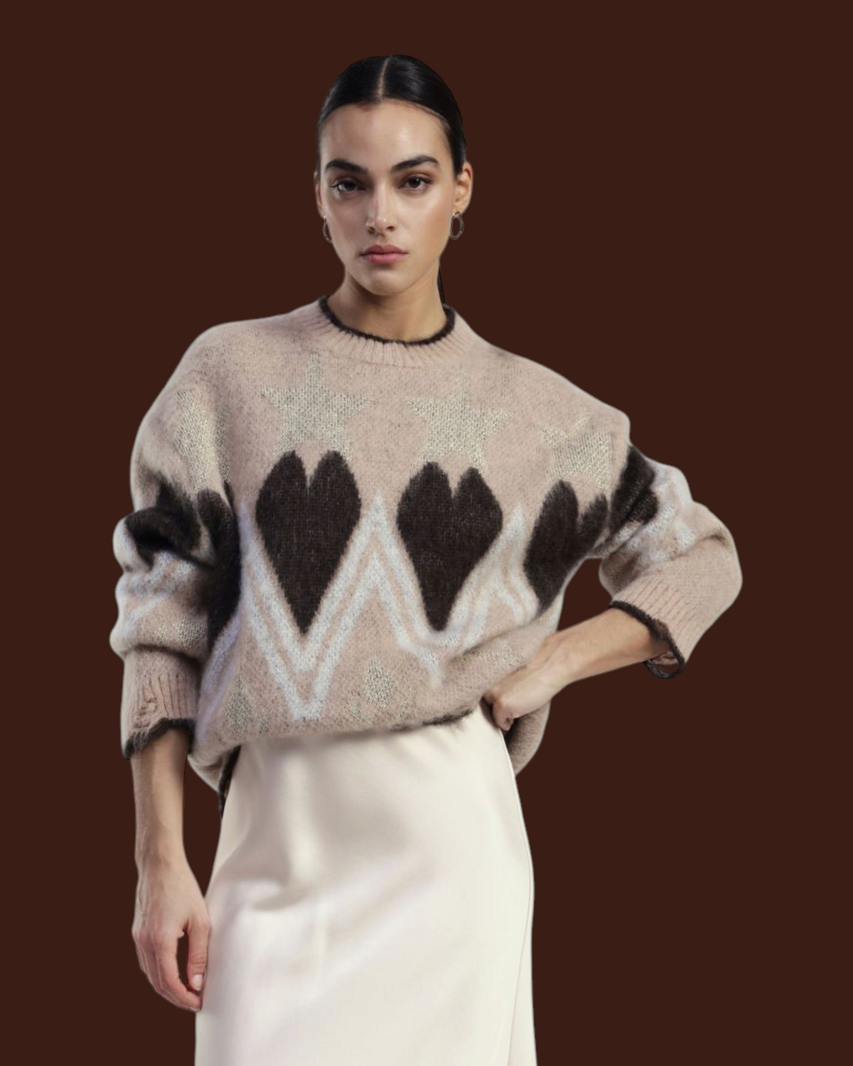 Maglione Madison Shop girocollo beige con stampa cuori e stelle, maniche lunghe e bordo ondulato, indossato da modella