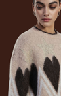 Maglione Madison Shop girocollo beige con stampa di cuori e stelle scure, vestibilità morbida e bordo ondulato