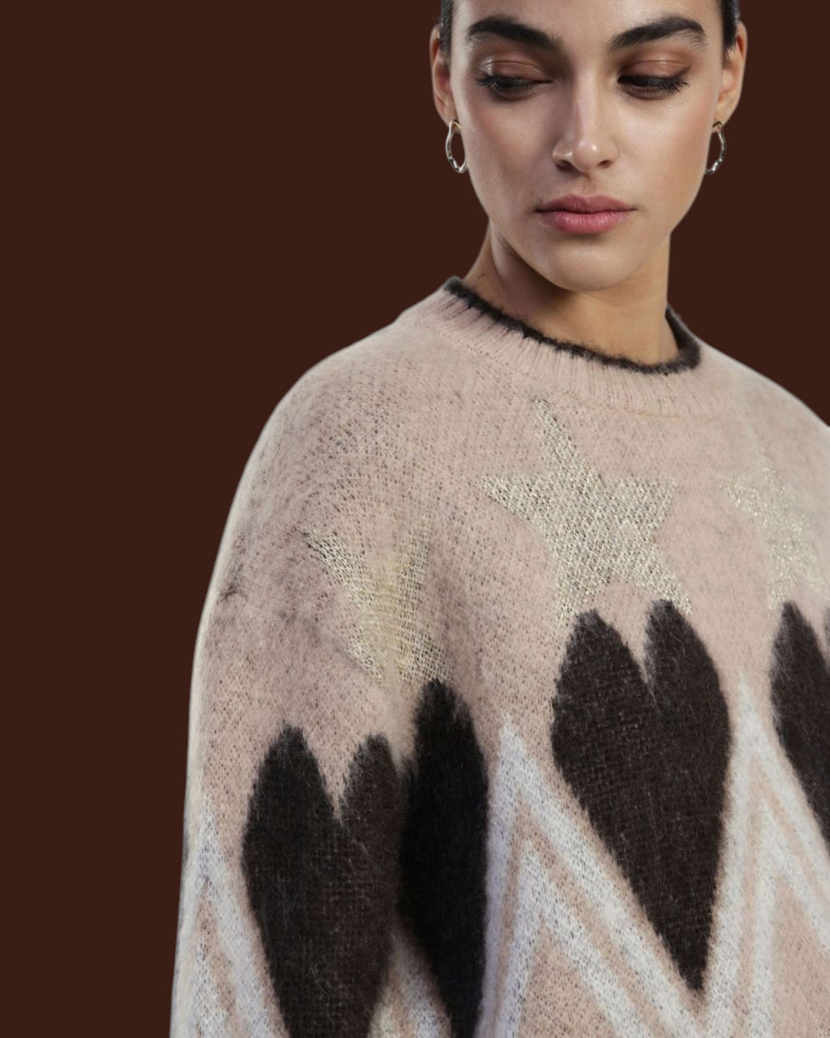 Maglione Madison Shop girocollo beige con stampa di cuori e stelle scure, vestibilità morbida e bordo ondulato