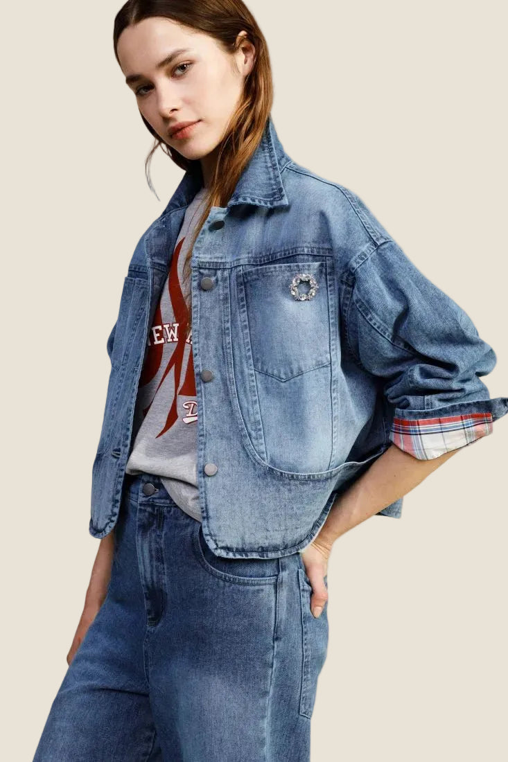 Dixie Denim jacket con tasche ampie e spilla gioiello