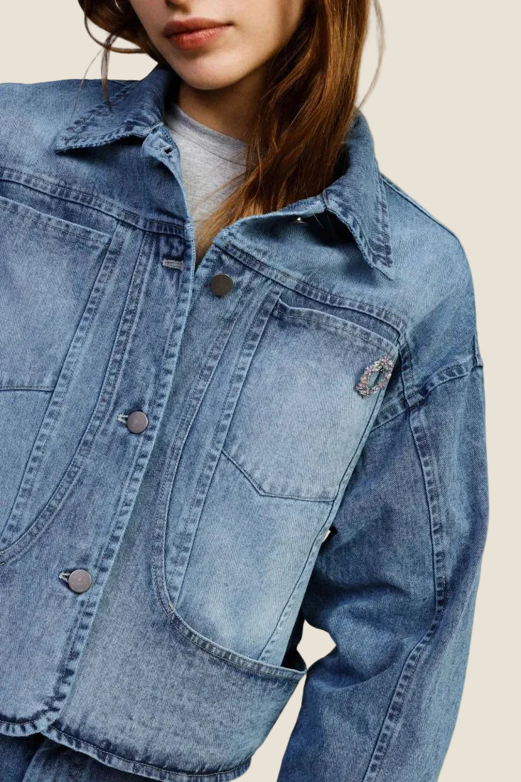 Dixie Denim jacket con tasche ampie e spilla gioiello