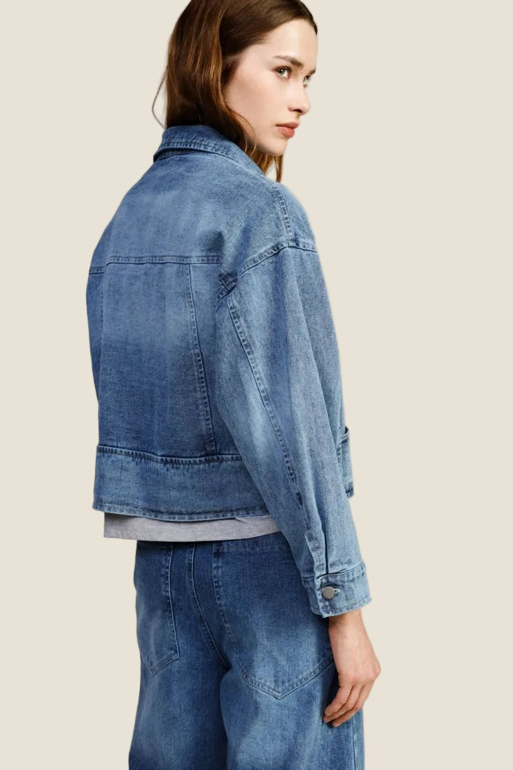 Dixie Denim jacket con tasche ampie e spilla gioiello