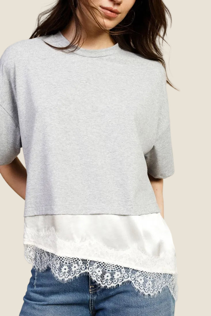 Dixie T-shirt corta con bordo in pizzo asimmetrico