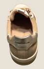 Dettaglio posteriore della sneaker Madison Shop Ambitious Wendy in suede beige con inserto metallizzato e logo