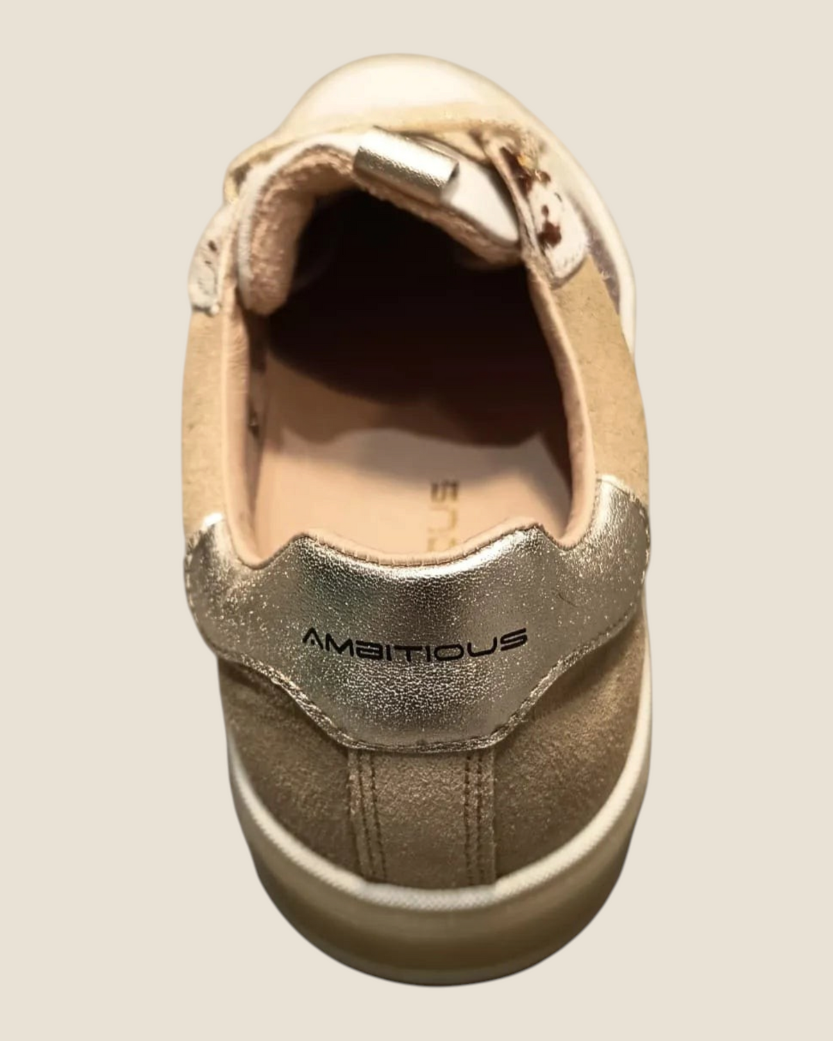 Dettaglio posteriore della sneaker Madison Shop Ambitious Wendy in suede beige con inserto metallizzato e logo
