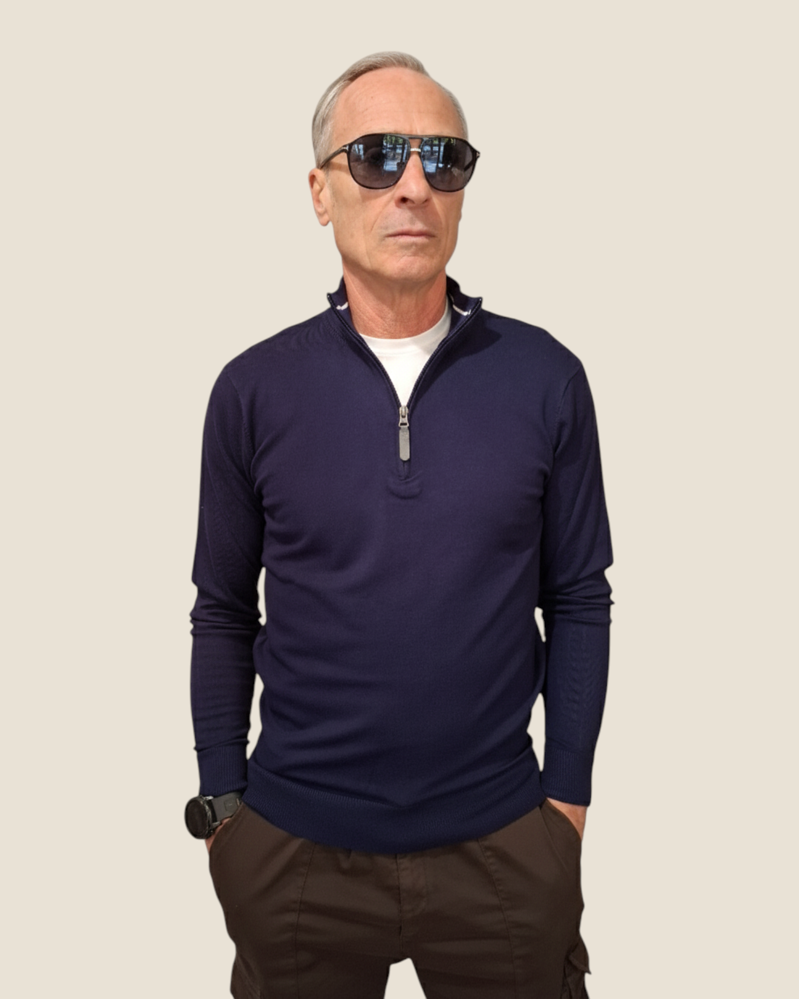 Modello Madison Shop indossa lupetto blu navy a maniche lunghe con mezza zip in viscosa mano seta e occhiali da sole