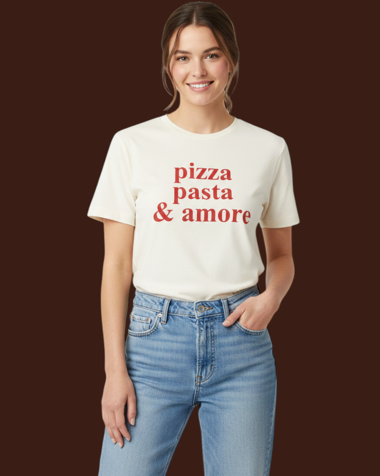 Modella indossa t-shirt Madison Shop in cotone organico color crema con scritta rossa Pizza, pasta & amore