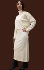 Modella indossa completo Madison Shop color panna composto da abito midi smanicato e maglia a collo alto in maglia