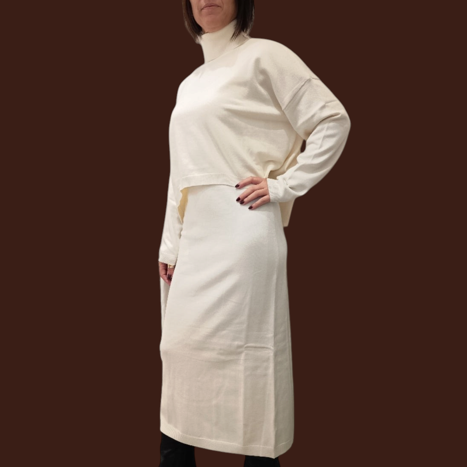 Modella indossa completo Madison Shop color panna composto da abito midi smanicato e maglia a collo alto in maglia