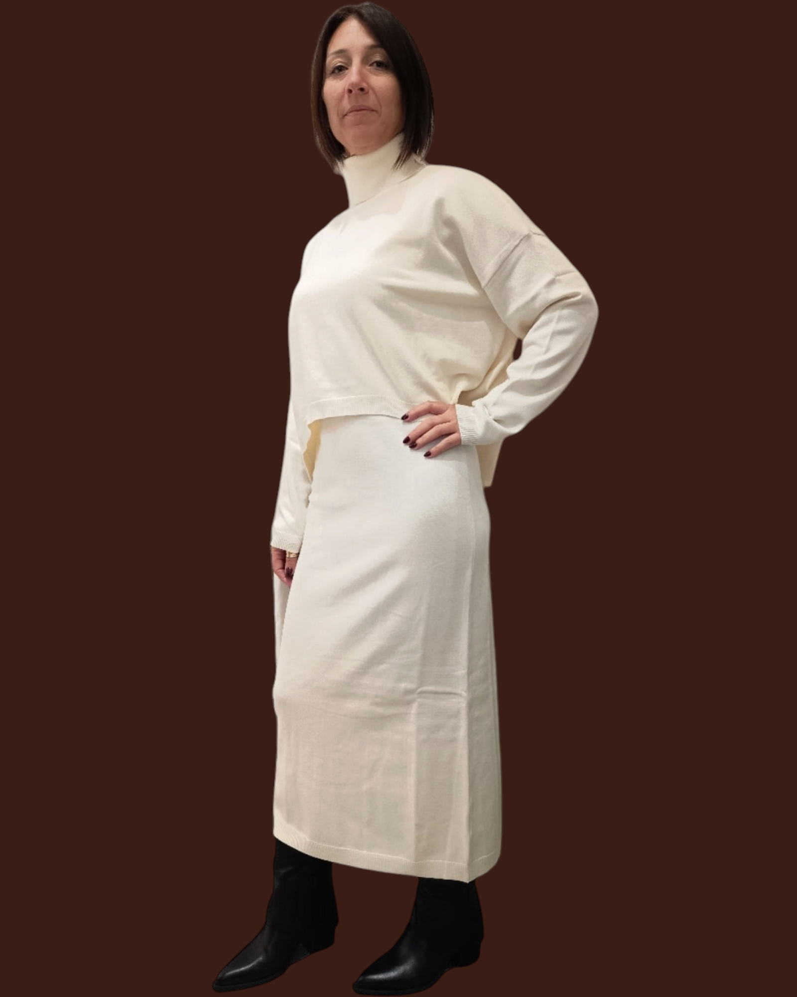 Modella indossa completo Madison Shop color panna composto da abito midi smanicato e maglia a collo alto in maglia