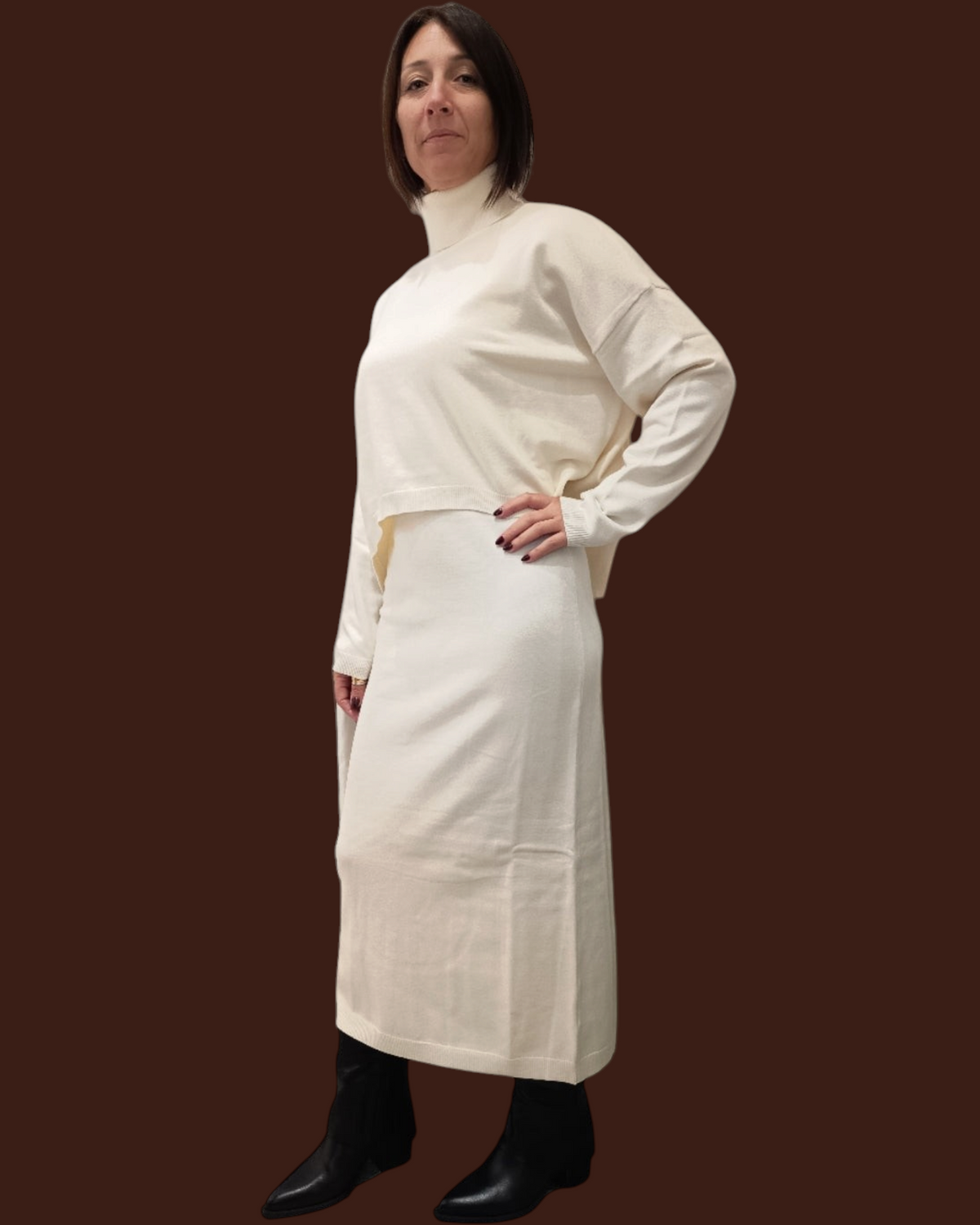 Modella indossa completo Madison Shop color panna composto da abito midi smanicato e maglia a collo alto in maglia