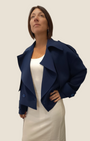 Modella indossa cappotto corto doppiopetto blu navy Madison Shop con ampi revers e vestibilità oversize
