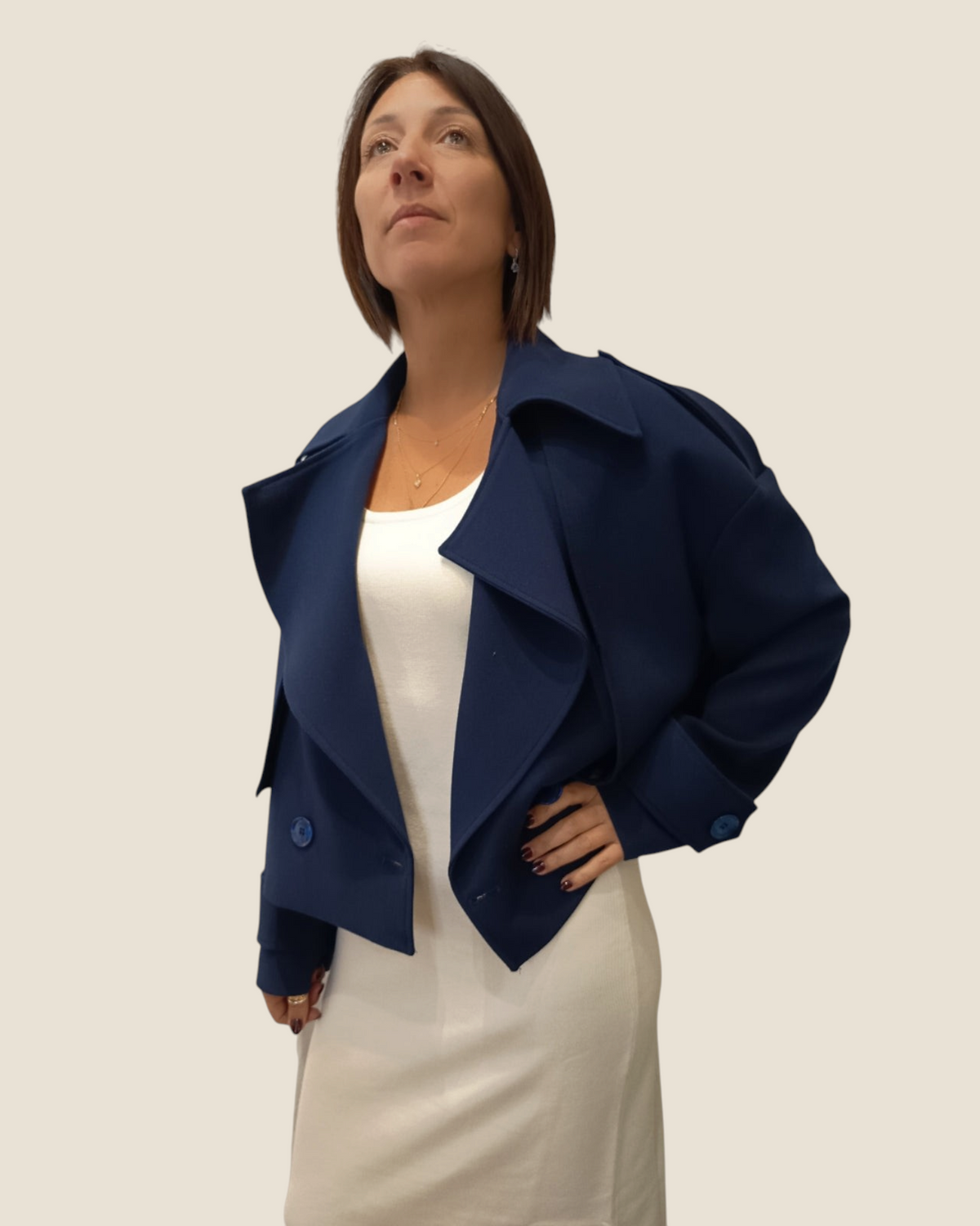 Modella indossa cappotto corto doppiopetto blu navy Madison Shop con ampi revers e vestibilità oversize