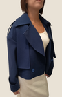 Cappotto corto doppiopetto blu navy Madison Shop con ampi revers e vestibilità oversize su modella