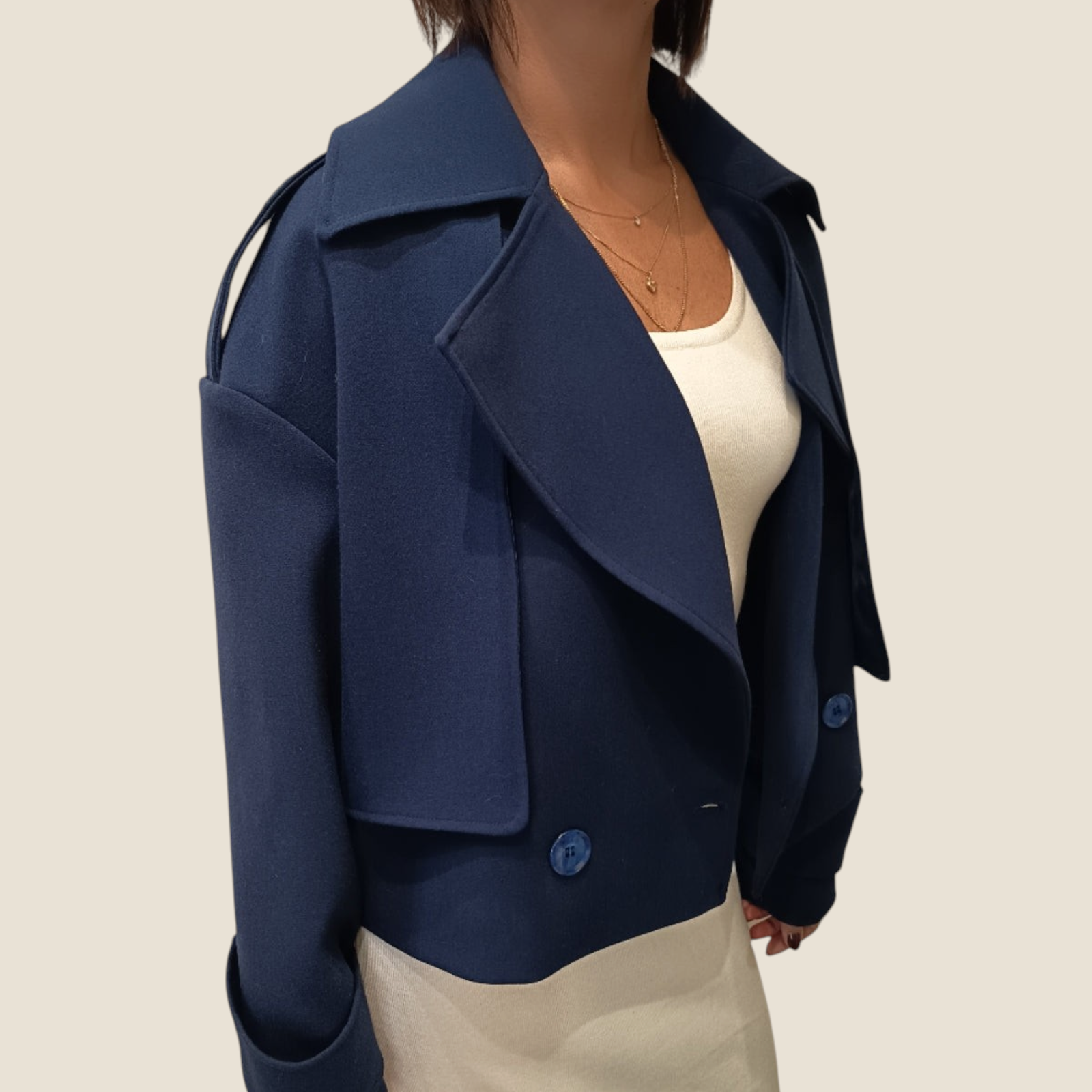 Cappotto corto doppiopetto blu navy Madison Shop con ampi revers e vestibilità oversize su modella
