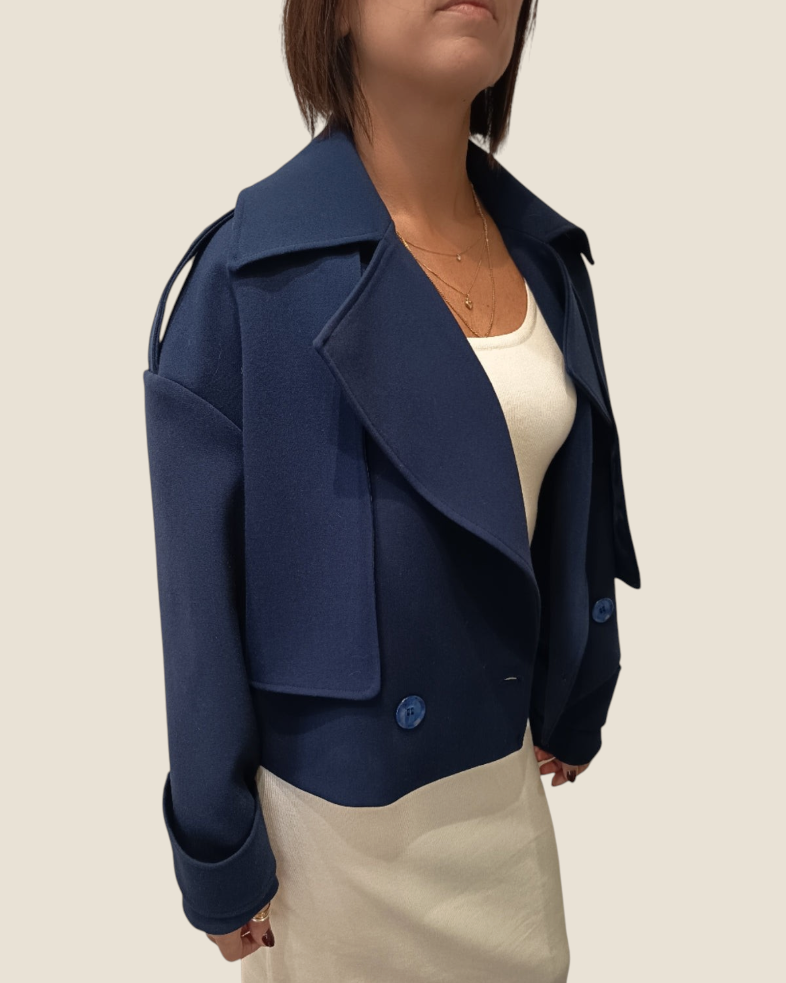 Cappotto corto doppiopetto blu navy Madison Shop con ampi revers e vestibilità oversize su modella