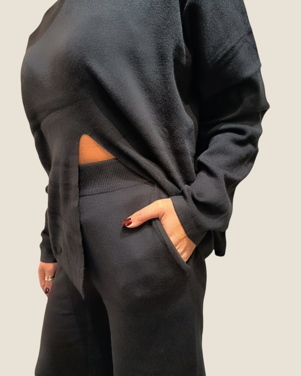 Completo in maglia nero Madison Shop con dolcevita e apertura frontale, pantalone a gamba ampia e vestibilità morbida