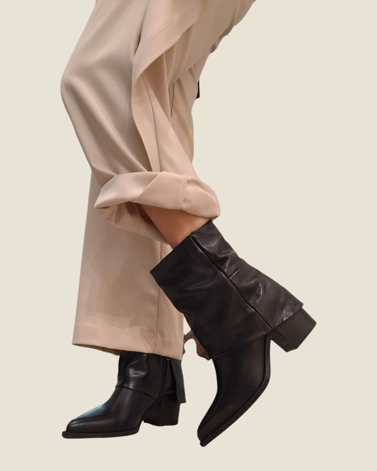Stivali texani Madison Shop in pelle nera con gambale morbido, punta affusolata e tacco largo, indossati con pantaloni