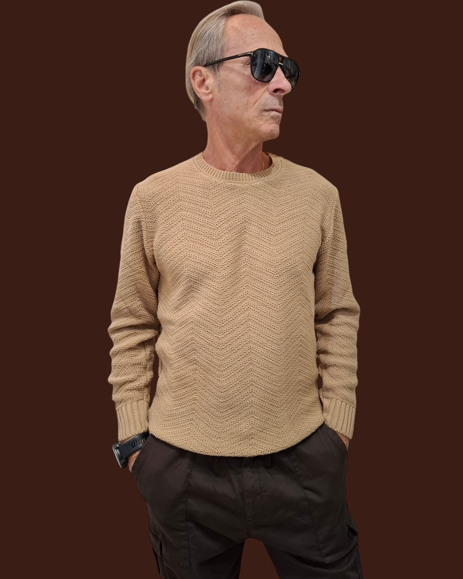 Modello Madison Shop indossa maglia girocollo beige sabbia in tessuto strutturato con motivo a onde e bordi a coste