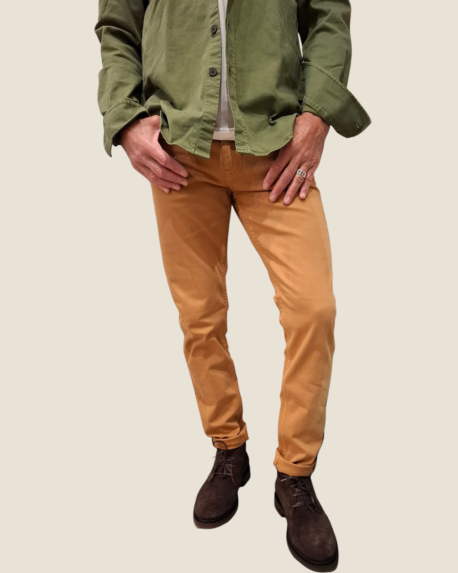 Pantalone 5 tasche Madison Shop modello Oliver in cotone color cammello con vestibilità slim e chiusura a zip