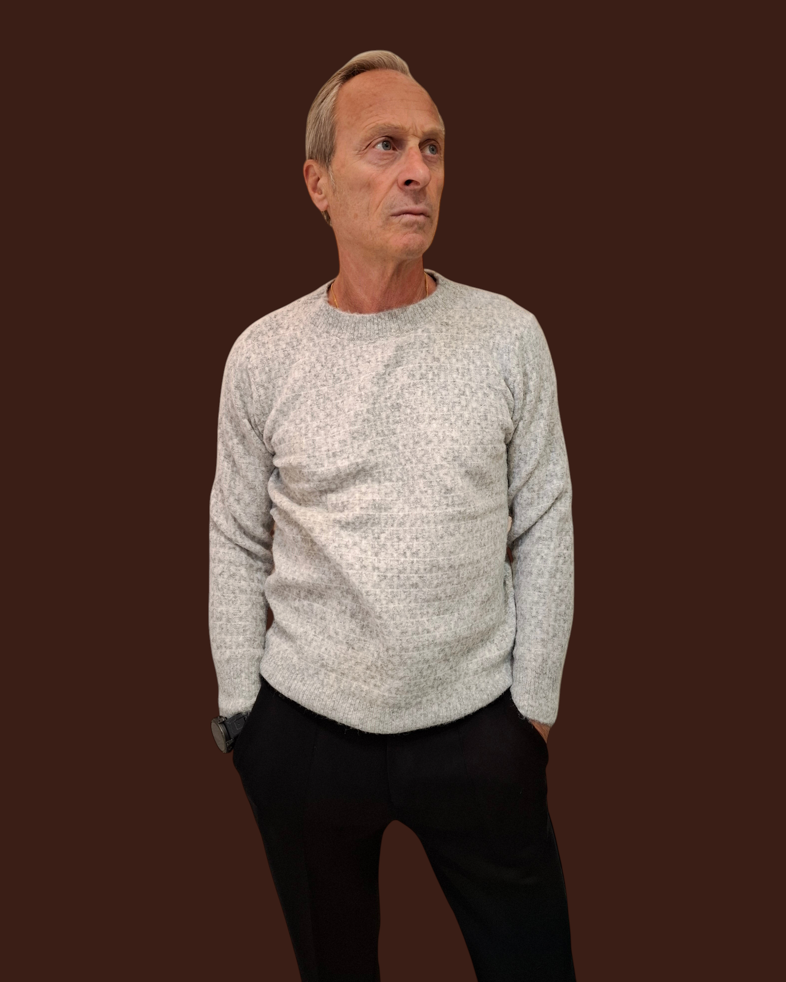 Modello indossa maglia girocollo Madison Shop grigio melange a maniche lunghe con lavorazione strutturata