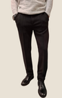 Pantaloni uomo Madison Shop slim fit neri con nervature frontali, indossati con maglione grigio e scarpe eleganti