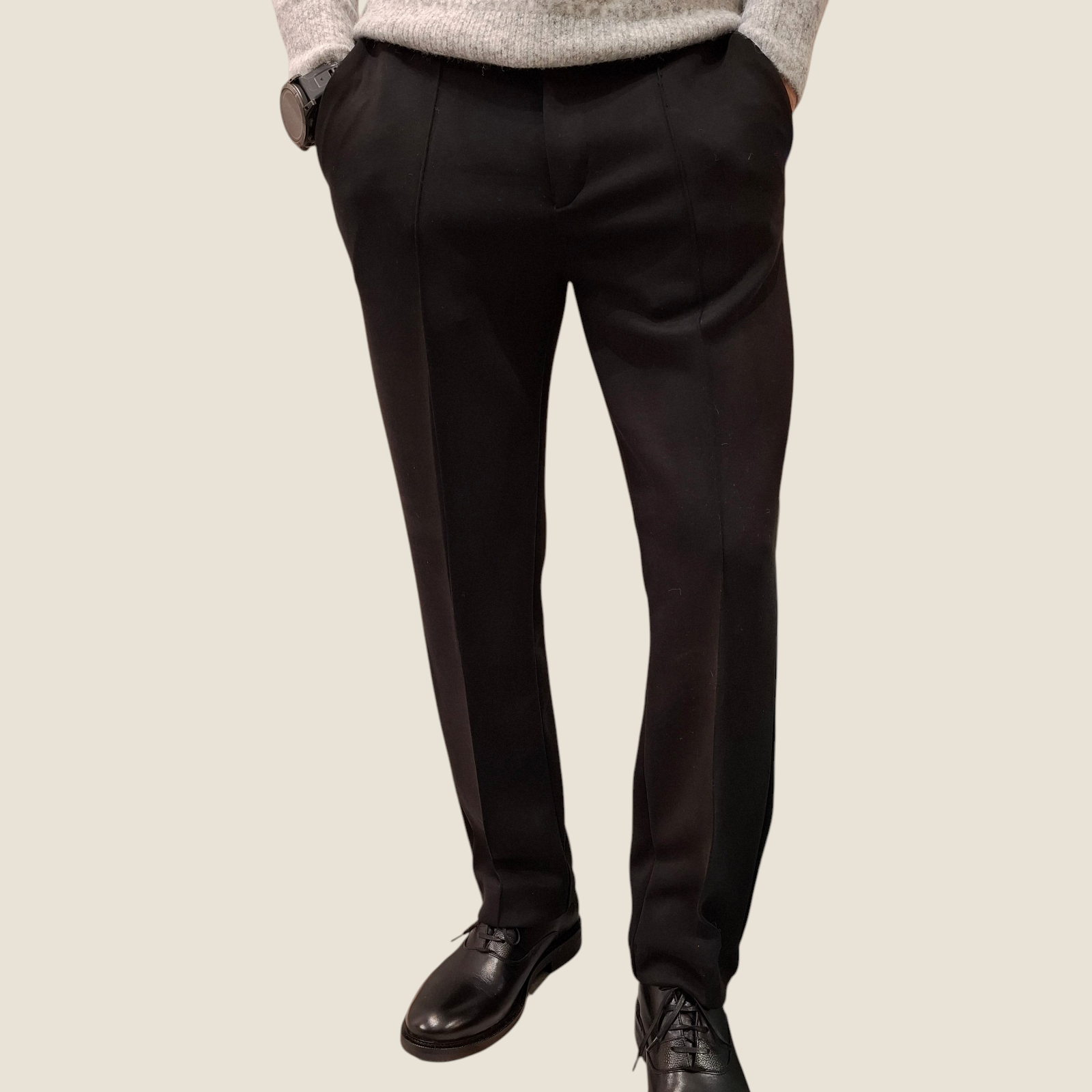 Pantaloni uomo Madison Shop slim fit neri con nervature frontali, indossati con maglione grigio e scarpe eleganti