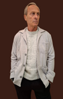 Modello indossa over shirt Madison Shop grigia con tasche a toppa e chiusura a bottoni su maglione a girocollo