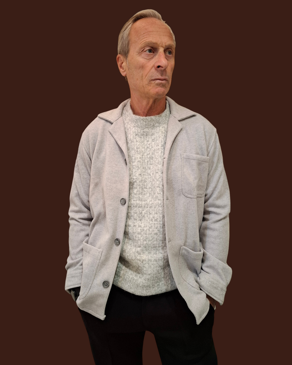 Modello indossa over shirt Madison Shop grigia con tasche a toppa e chiusura a bottoni su maglione a girocollo