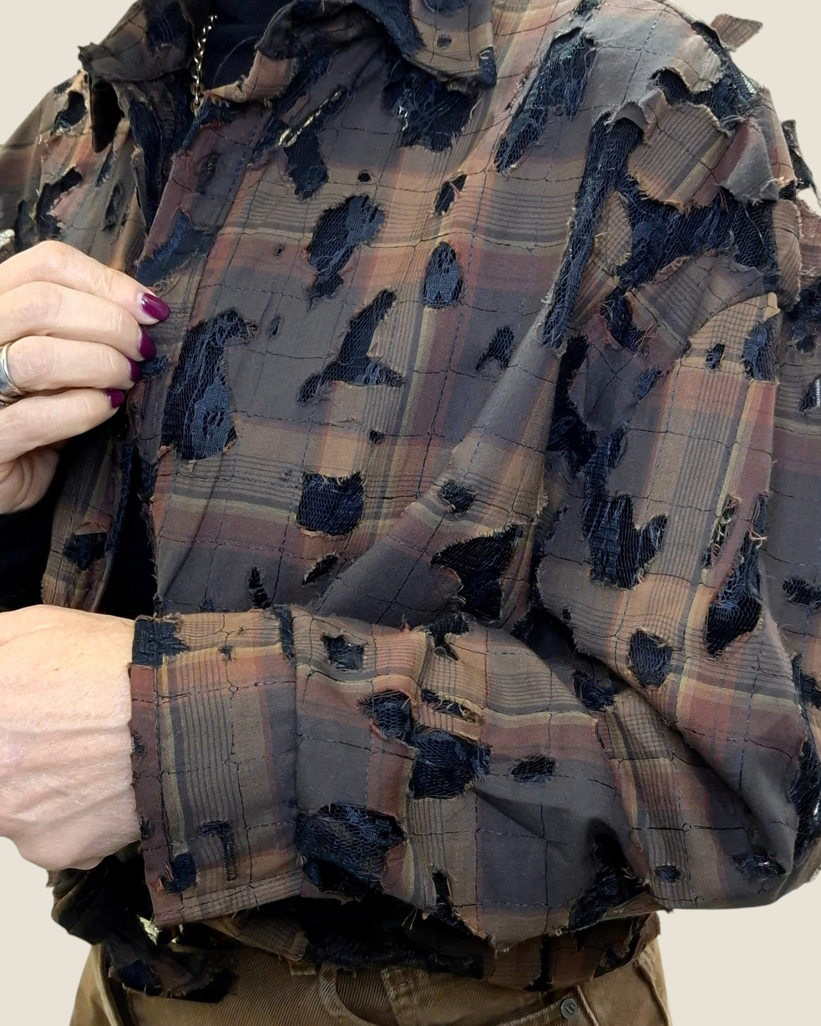 Camicia Madison Shop a quadri marroni con effetto distressed e inserti in pizzo nero, stile grunge destrutturato