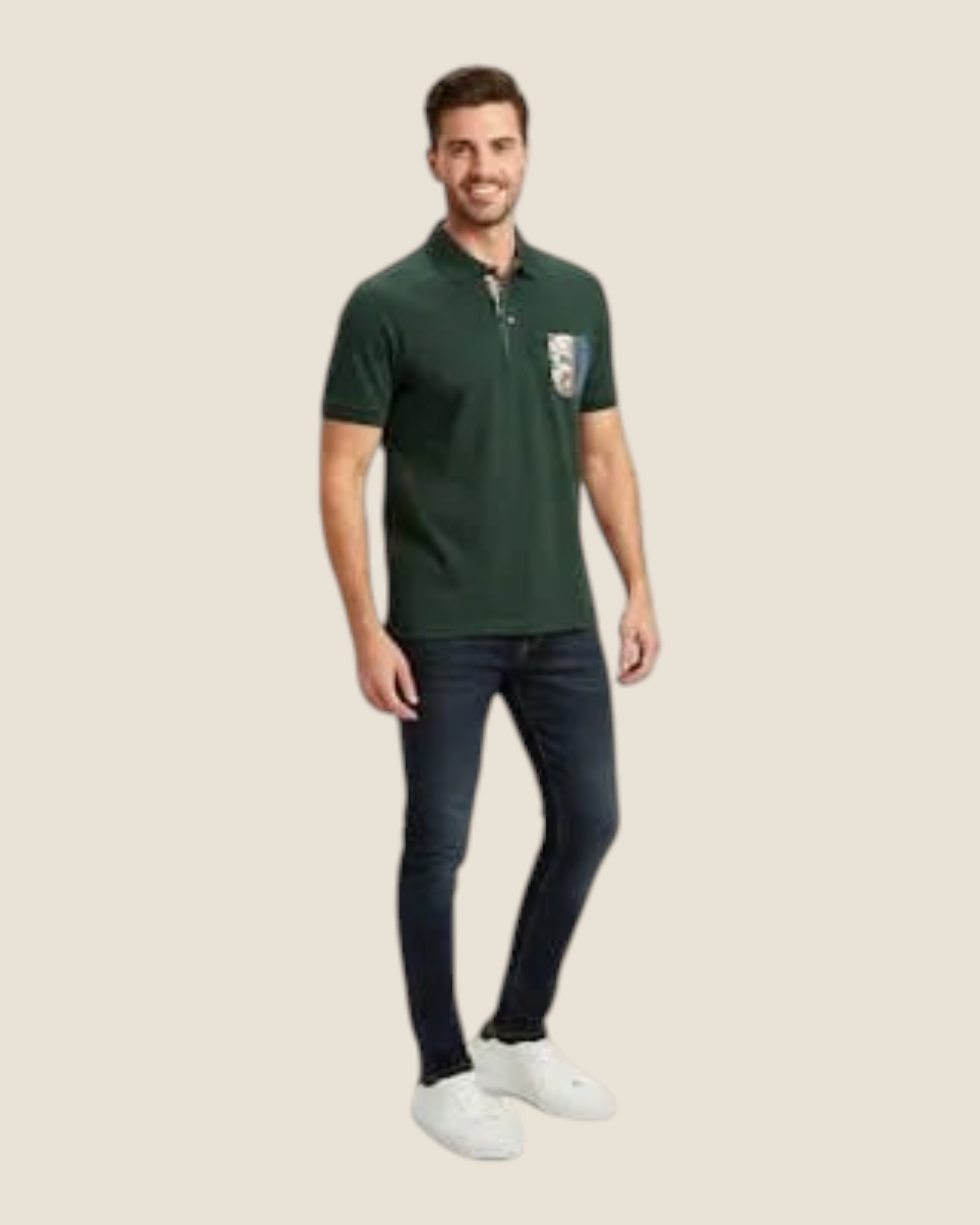 Modello indossa polo verde Madison Shop in cotone con taschino a contrasto motivo paisley e jeans scuri