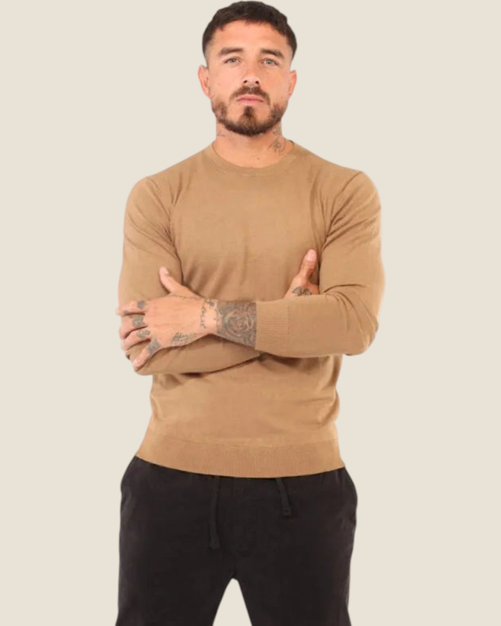 Modello indossa maglione raglan Madison Shop color cammello in morbido filato con vestibilità regolare