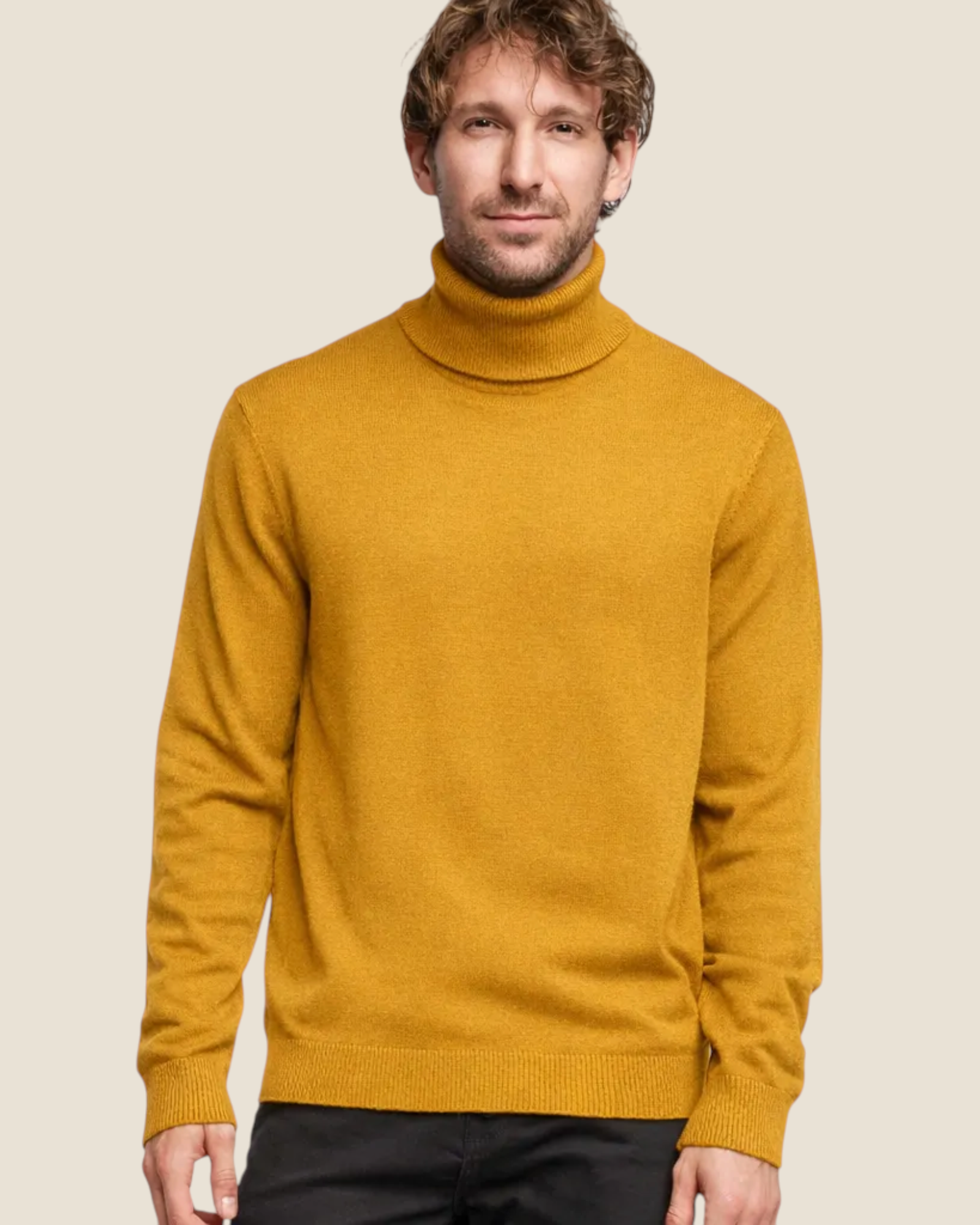 Modello indossa un maglione dolcevita Madison Shop color senape in morbido filato misto con vestibilità regolare