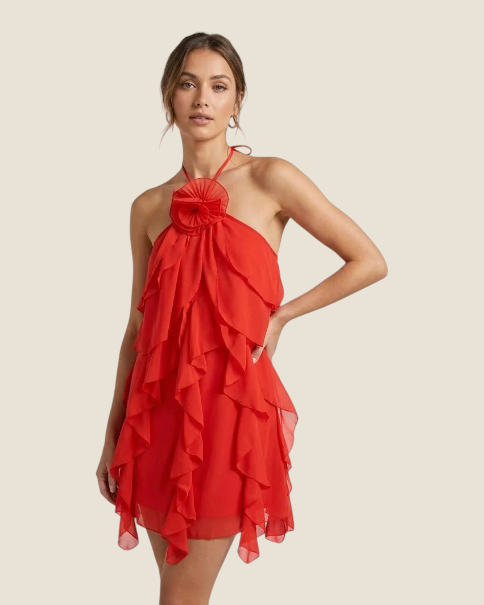 Abito corto rosso Madison Shop con rouches, scollo all'americana e dettaglio floreale sul collo
