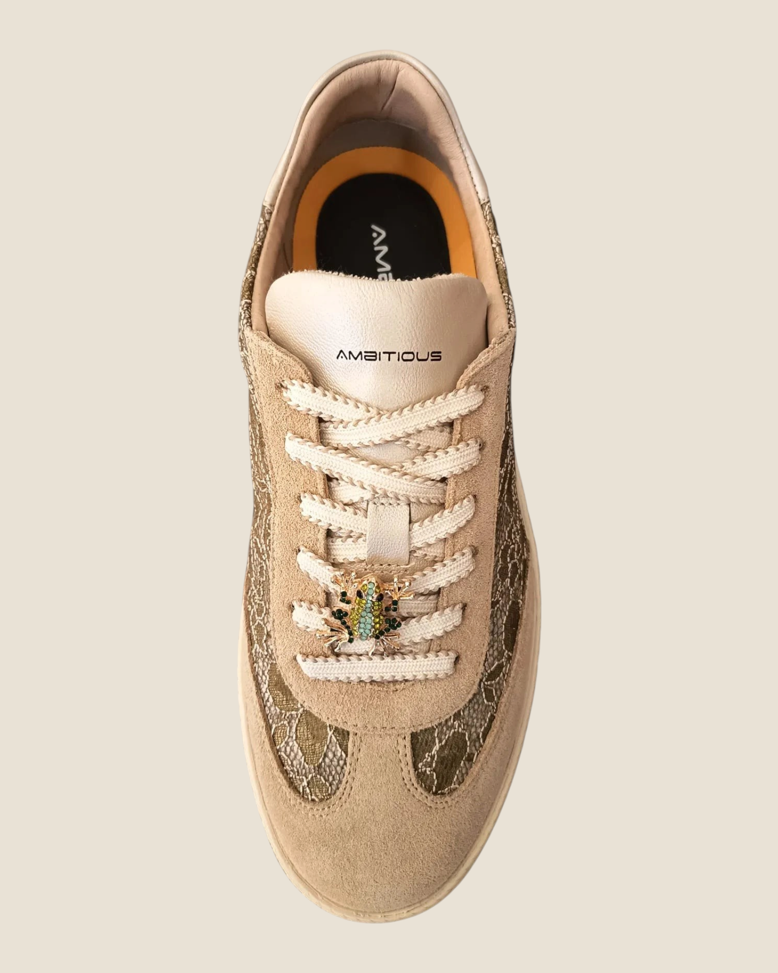 Sneaker Ambitious NOA Madison Shop in pelle e tessuto ricamato color beige con dettaglio gioiello a forma di rana
