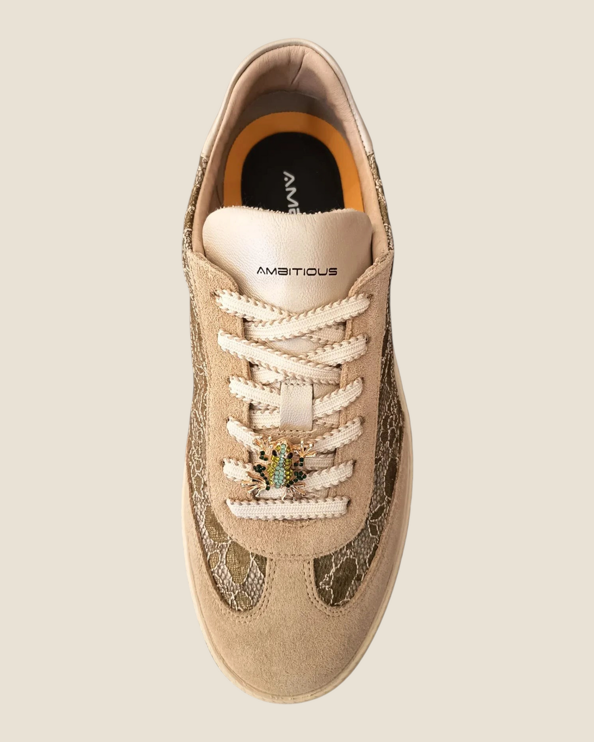 Sneaker Ambitious NOA Madison Shop in pelle e tessuto ricamato color beige con dettaglio gioiello a forma di rana