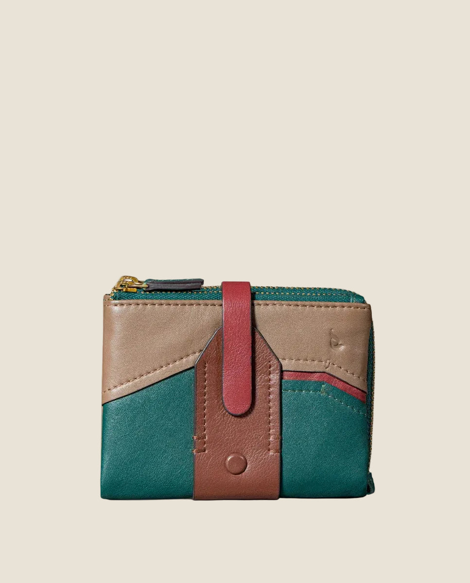 Piccolo portafoglio da donna in pelle verde.