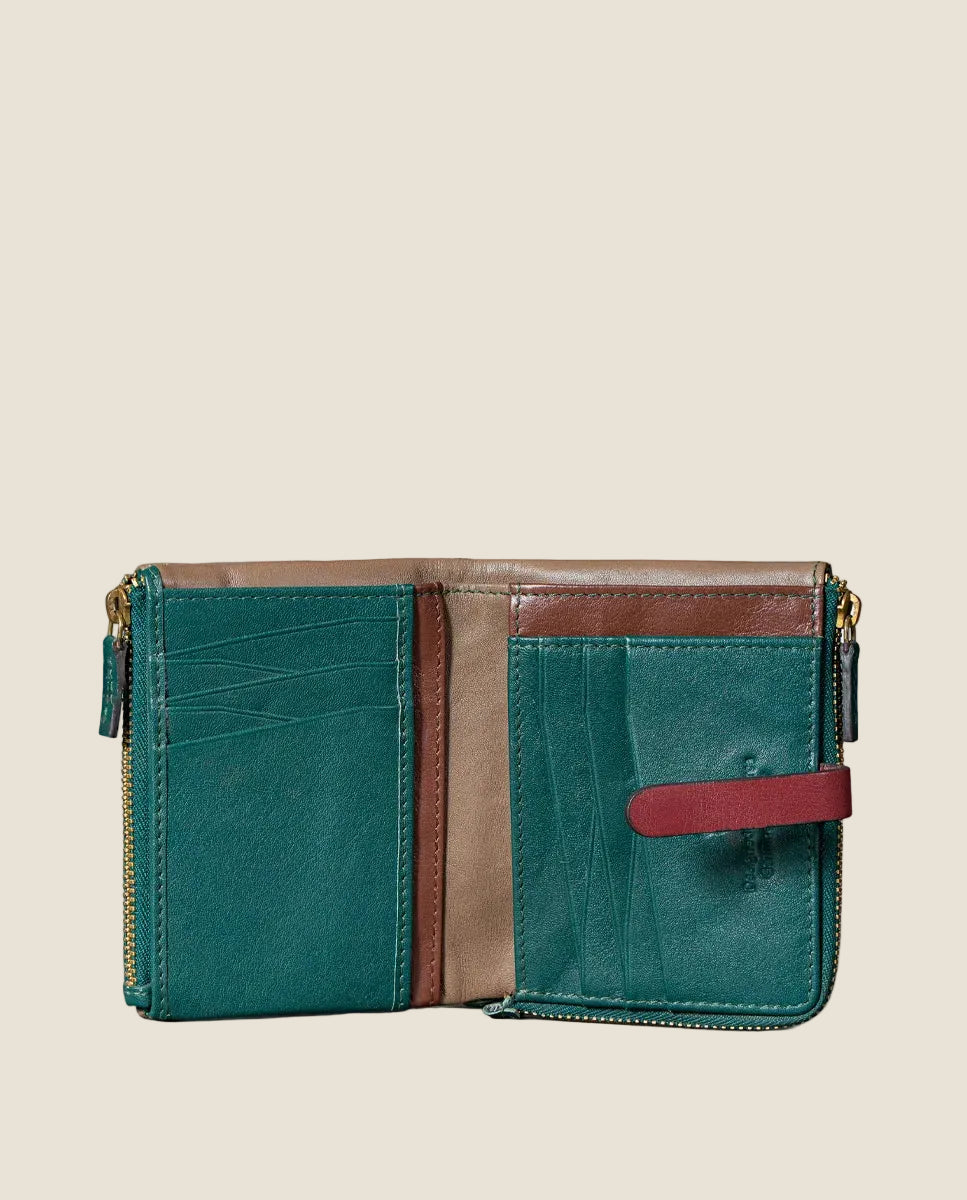 Piccolo portafoglio da donna in pelle verde.