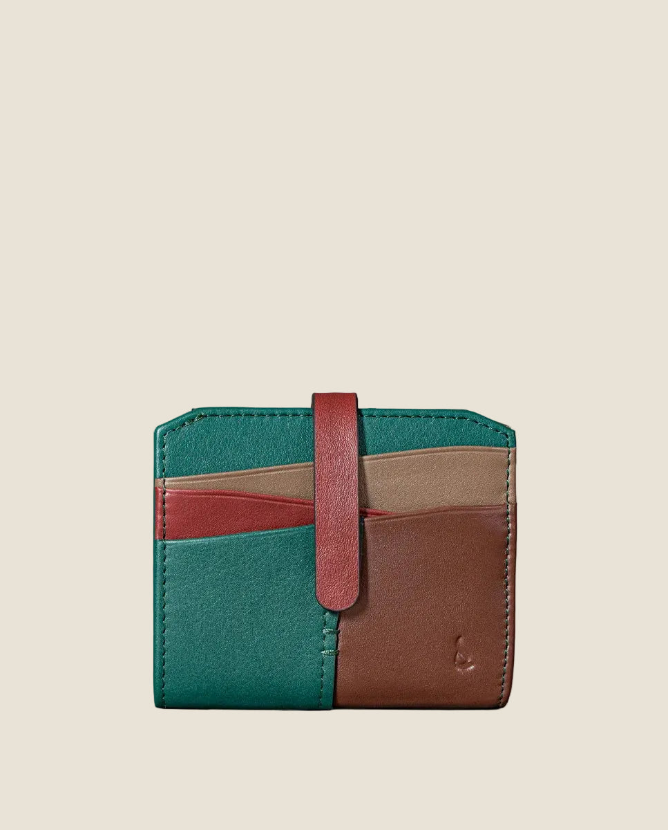 Portacarte da donna in pelle verde.
