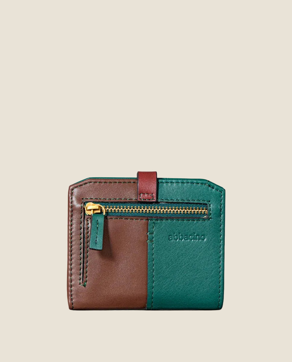 Portacarte da donna in pelle verde.