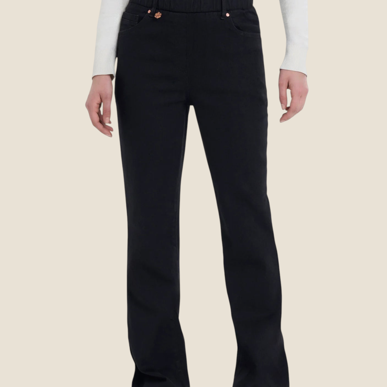 Jeans flare neri Madison Shop in denim 4 Seasons con vita elasticizzata senza zip, indossati con maglia bianca