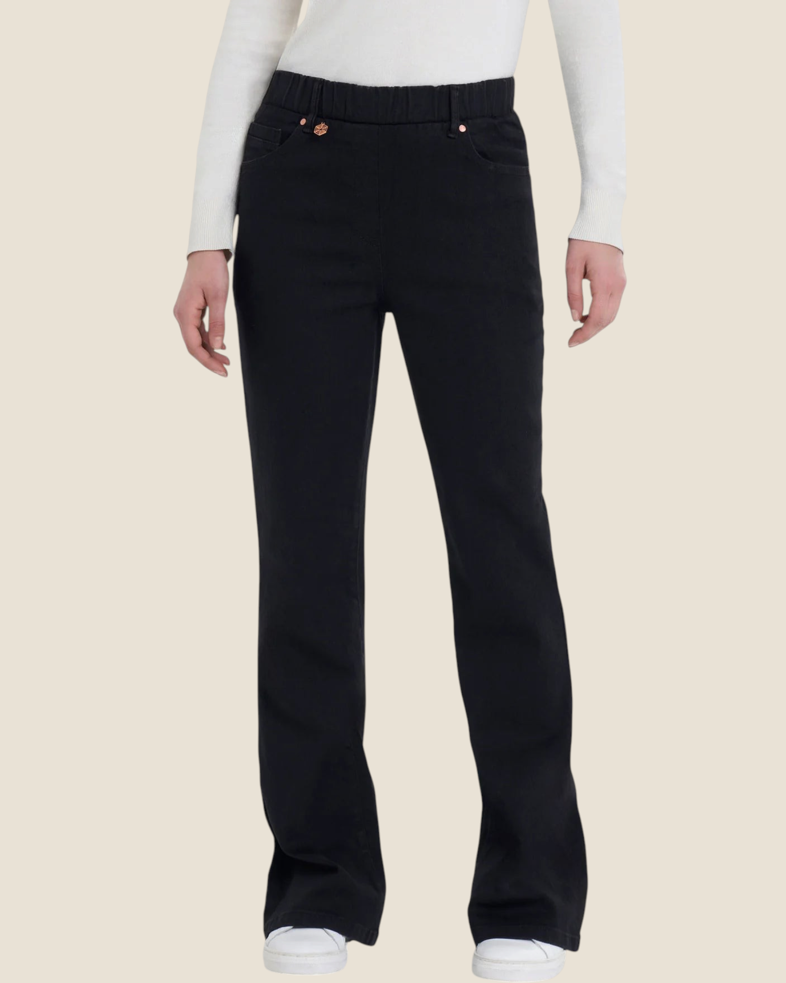 Jeans flare neri Madison Shop in denim 4 Seasons con vita elasticizzata senza zip, indossati con maglia bianca