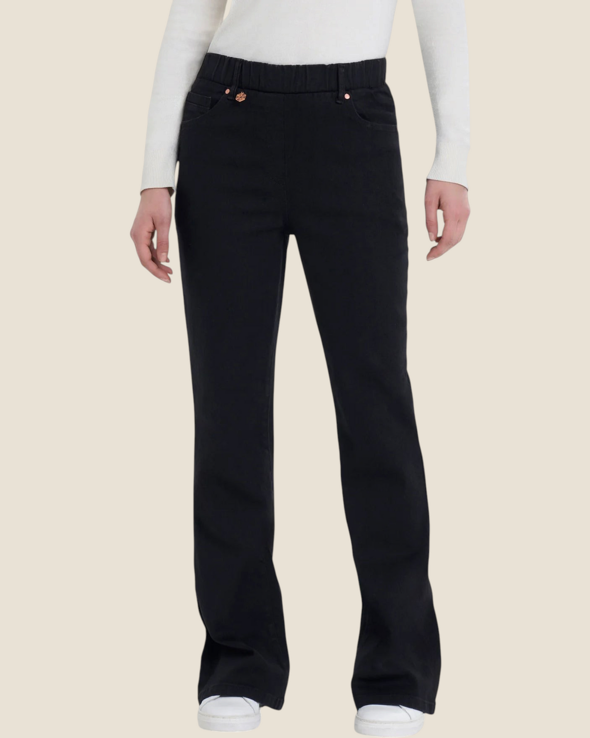 Jeans flare neri Madison Shop in denim 4 Seasons con vita elasticizzata senza zip, indossati con maglia bianca