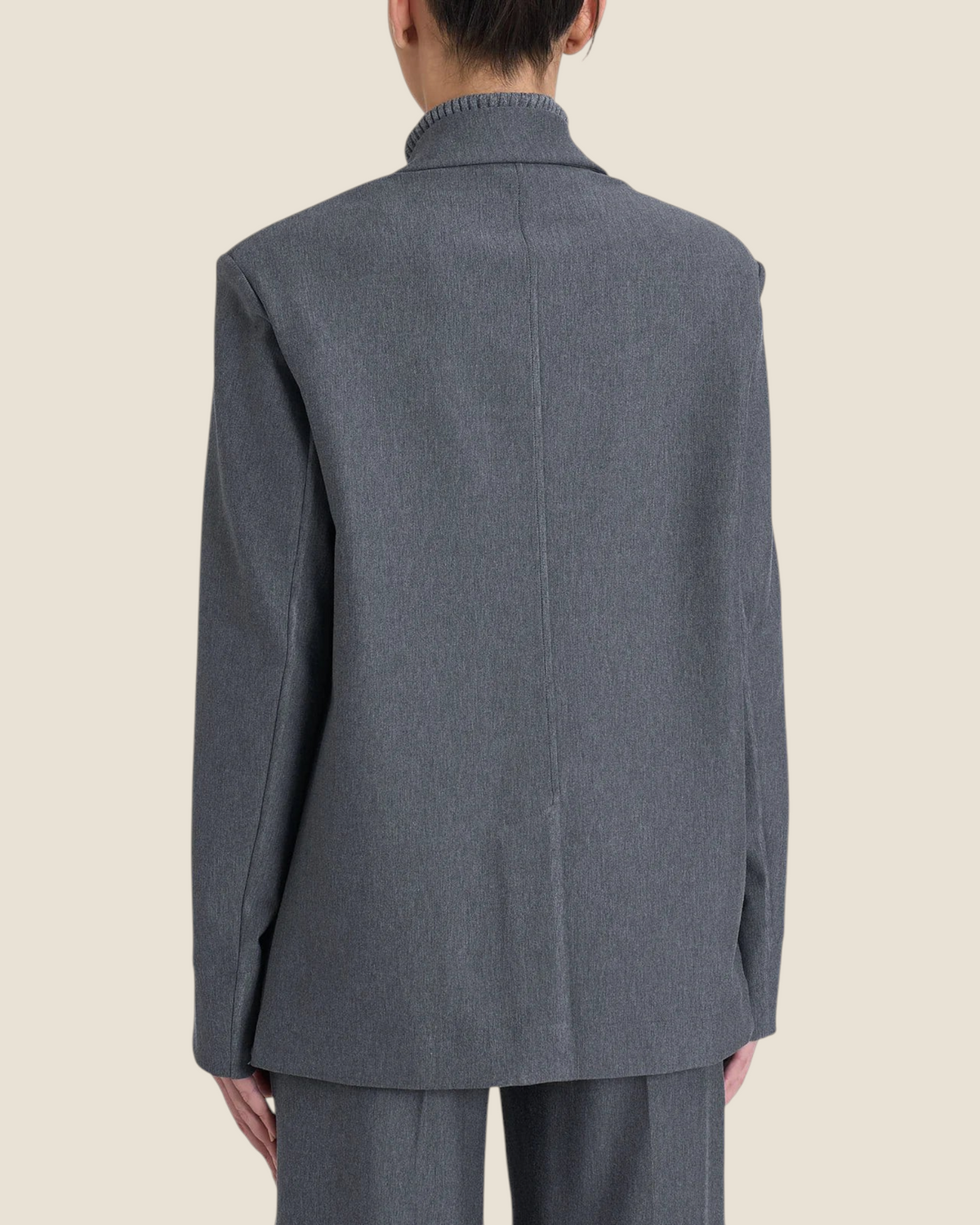 Vista posteriore del blazer over Ragno di Madison Shop in tessuto compact grigio ardesia con linea morbida