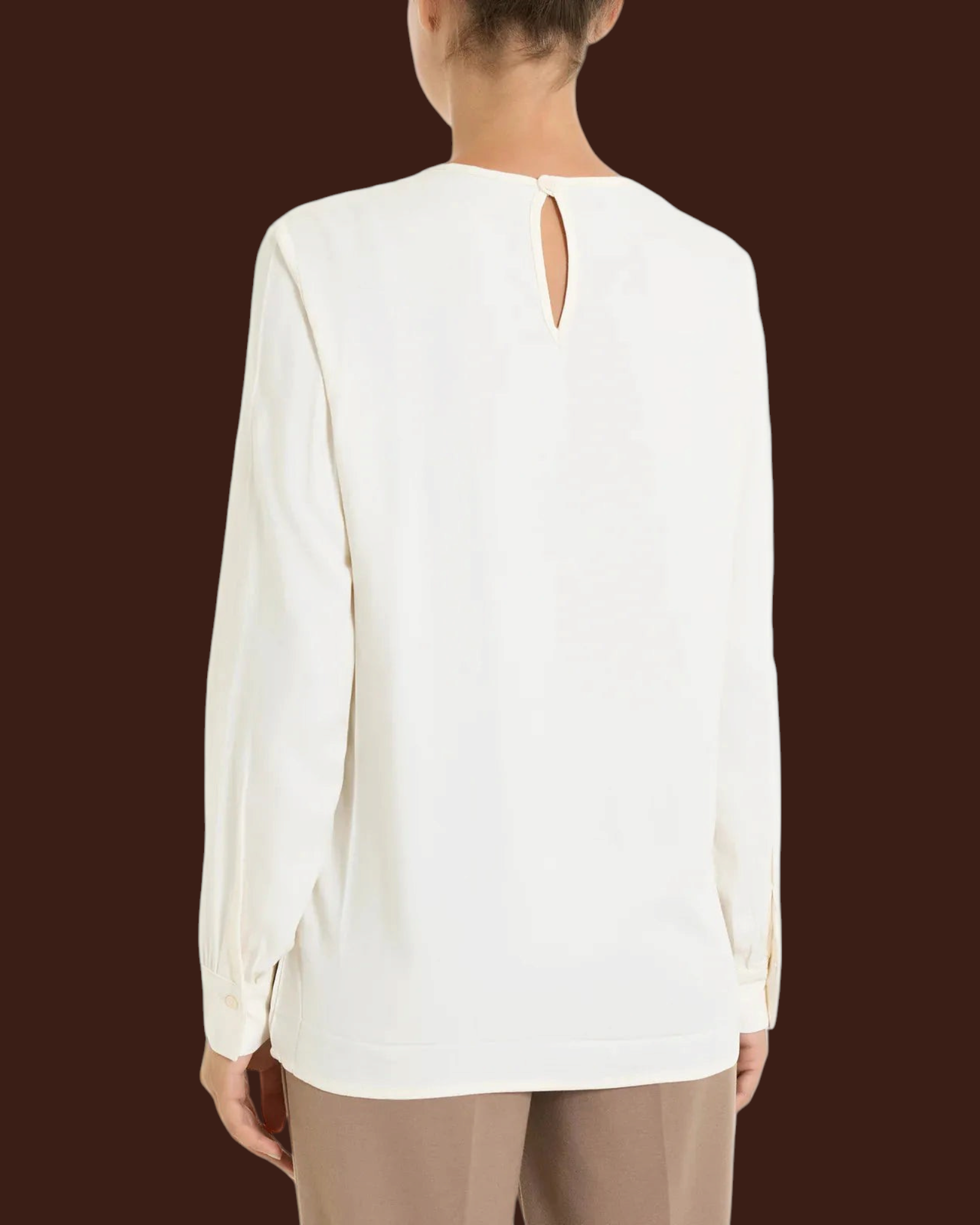 Vista posteriore della blusa Madison Shop in Winter Ecoseta color avorio con chiusura a bottone sul collo