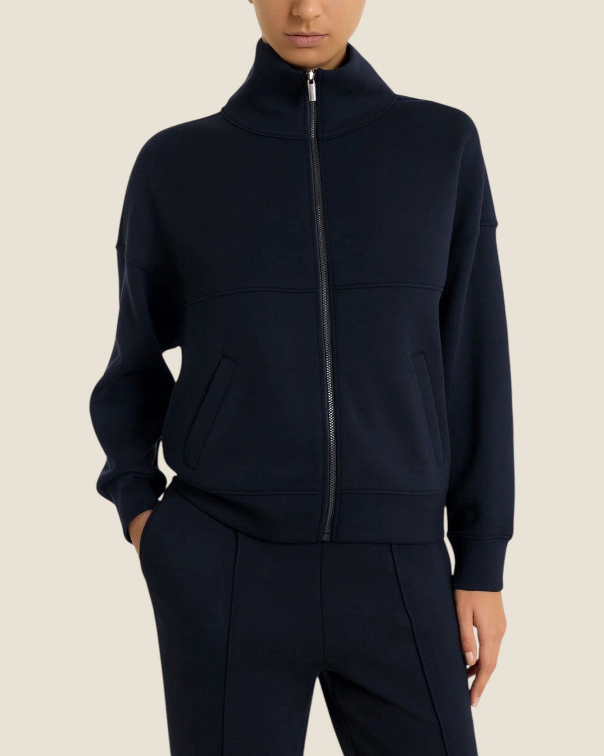 Giacchina Madison Shop in scuba blu navy con zip frontale, collo alto e tasche laterali, vestibilità morbida