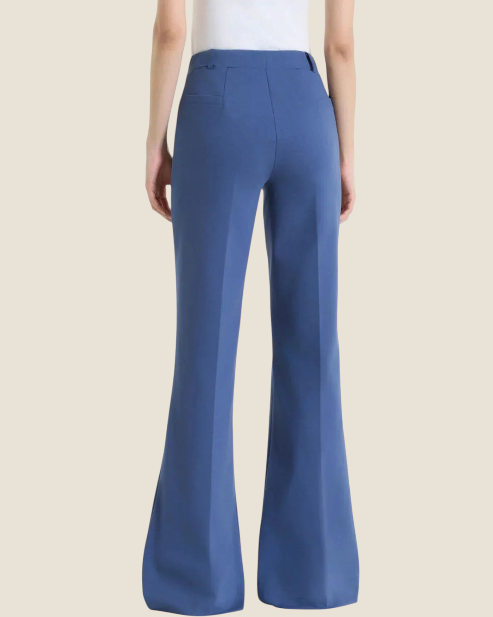 Vista posteriore dei pantaloni flare blu Madison Shop in tessuto Compact Light con vita elasticizzata e tasche finte