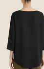 Vista posteriore della blusa nera Madison Shop in voile stretch con maniche a kimono 3/4 e scollo a barchetta